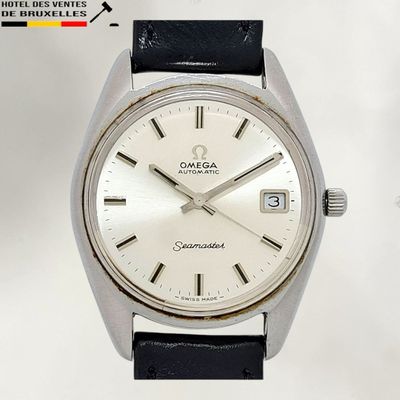 une montre argentée avec un bracelet noir sur fond blanc