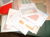 une pile de courrier posée sur une table