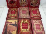un groupe de livres superposés sur une table
