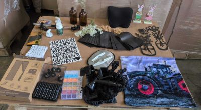 une table sur laquelle se trouvent de nombreux objets