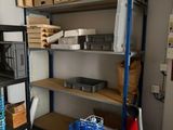une pièce remplie d'étagères et de bacs contenant des cartons