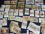 un lot de cartes posées sur une table