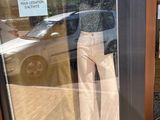 un mannequin dans la vitrine d'un magasin de vêtements
