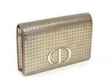 une pochette dorée avec un logo sur le devant