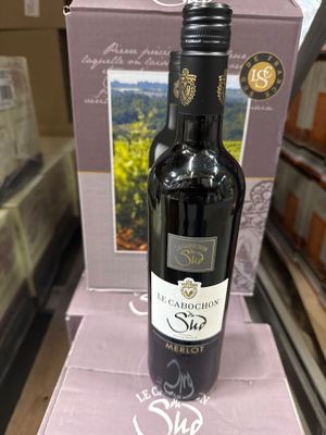 une bouteille de vin posée sur une table dans un magasin