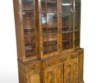 un grand vaisselier en bois avec des portes vitrées et des tiroirs