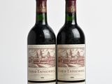 deux bouteilles de vin posées l'une à côté de l'autre sur une table en bois