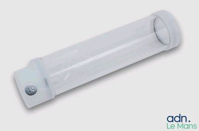un gros plan d'une ampoule blanche sur fond blanc