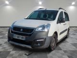 la camionnette blanche est garée sur le sol en damier d'une pièce