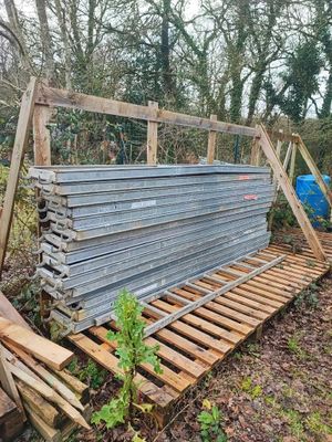 un banc fabriqué à partir de palettes dans les bois