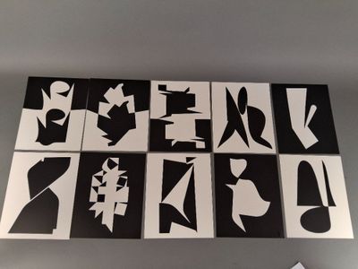 six tableaux abstraits en noir et blanc accrochés au mur