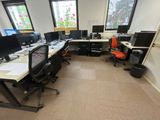 une image représentant un espace de travail en open space avec plusieurs ordinateurs et bureaux