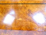 une photo d'une table en bois avec un plateau en verre