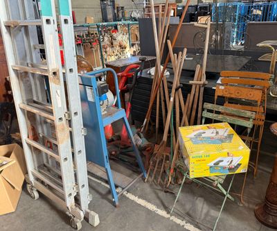 un tas d'objets divers entassés dans un garage