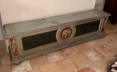 un banc posé dans un coin d'une pièce