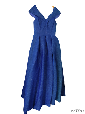 une photo d'une robe bleue sur un mannequin