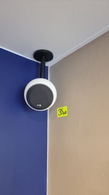une lampe fixée au plafond d'une pièce