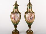 paire de vases verts et dorés ornés de figures peintes