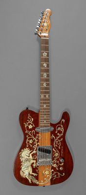 une image représentant une guitare rouge avec un motif doré sur le manche