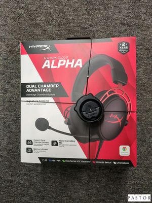 un gros plan sur une boîte de casques audio posée sur un tapis