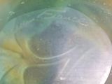 un gros plan d'un bol contenant un liquide