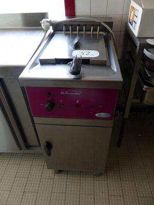 une image d'une cuisine avec une cuisinière et un évier