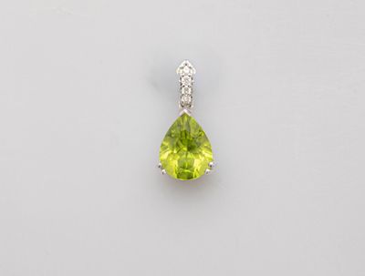 un pendentif en péridot et diamants sur fond blanc