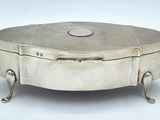 boîte à bijoux plaquée argent posée sur un socle, sur fond blanc, avec un fond blanc