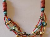 collier à plusieurs rangs composé de perles multicolores et de perles de verre