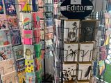 un présentoir de cartes de vœux dans un magasin, près d'une vitrine