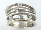 un gros plan d'une bague sertie de diamants