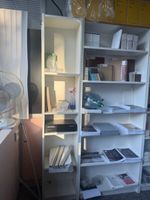 7 étagères en stratifié blanc + 1 étagère colonne en stratif… (photo 2)