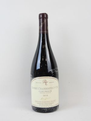 la bouteille de vin est posée sur la table, prête à être consommée