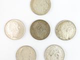 six types de pièces différents sur une surface blanche