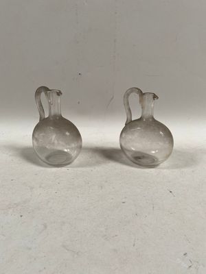 deux vases en verre transparent posés sur une surface blanche