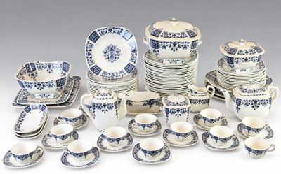 beaucoup d'assiettes, de tasses et de soucoupes bleues et blanches