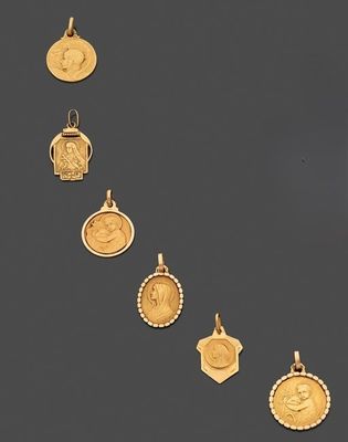 un ensemble de cinq pendentifs en or de tailles et de formes variées