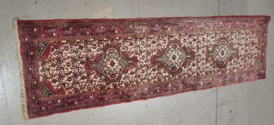 tapis accroché au mur dans un coin de la pièce