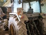 un tracteur garé à l'intérieur d'un bâtiment