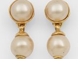 une paire de boucles d'oreilles en perles et or