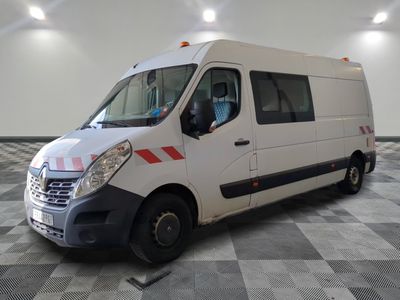 une camionnette blanche garée dans une pièce