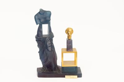 statue d'une femme tenant sur un piédestal la statue d'une tête d'homme