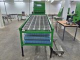 une image représentant une usine avec un tapis roulant au milieu de la pièce