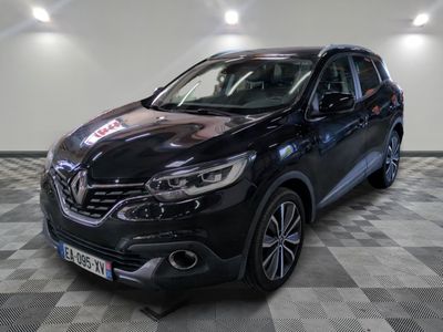 la voiture noire est garée sur un sol en damier dans le garage