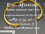 bracelet en or avec une chaîne et un fermoir sur fond noir