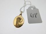 un gros plan d'une médaille d'or à laquelle est attachée une étiquette