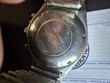 une montre posée sur une feuille de papier