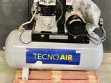 un petit compresseur d'air posé sur une palette