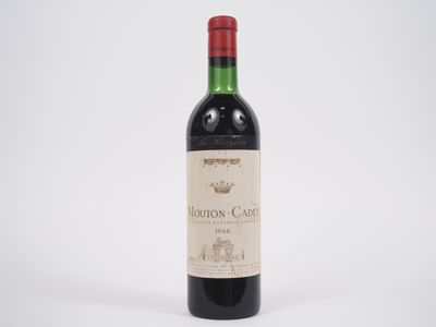une bouteille de vin rouge posée sur une table blanche