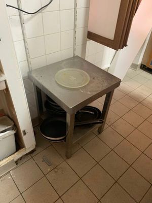 une petite table sur laquelle se trouve un saladier, dans une cuisine